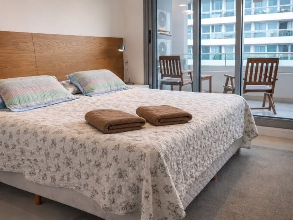 Dormitorio principal con balcón en Torre Esmeralda, Playa Brava