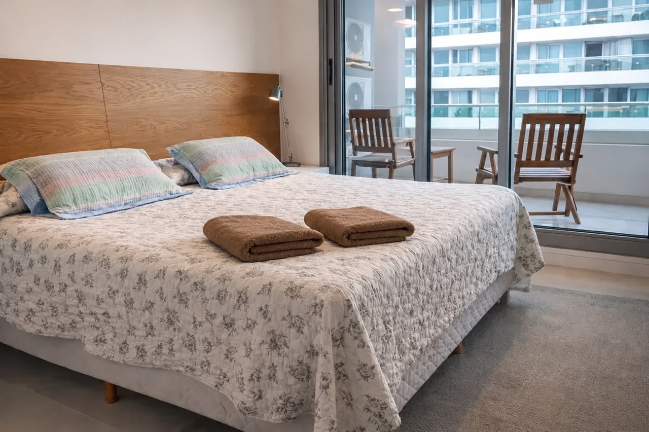 Dormitorio principal con balcón en Torre Esmeralda, Playa Brava