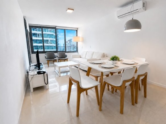 Living comedor luminoso del apartamento en Torre Esmeralda, Playa Brava