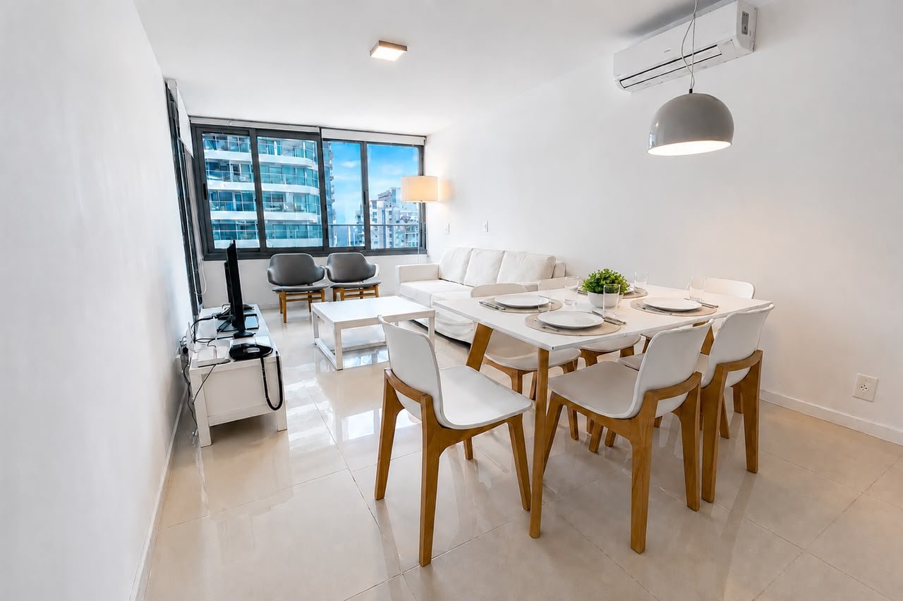 Living comedor luminoso del apartamento en Torre Esmeralda, Playa Brava