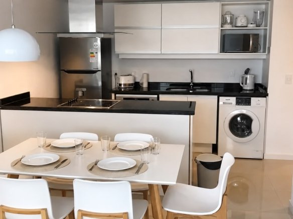 Cocina integrada y comedor del apartamento en Torre Esmeralda, Playa Brava