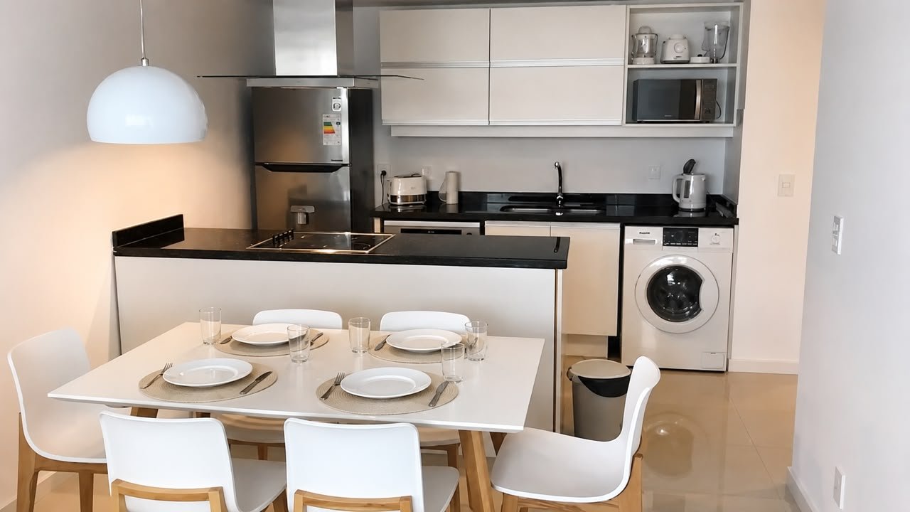 Cocina integrada y comedor del apartamento en Torre Esmeralda, Playa Brava
