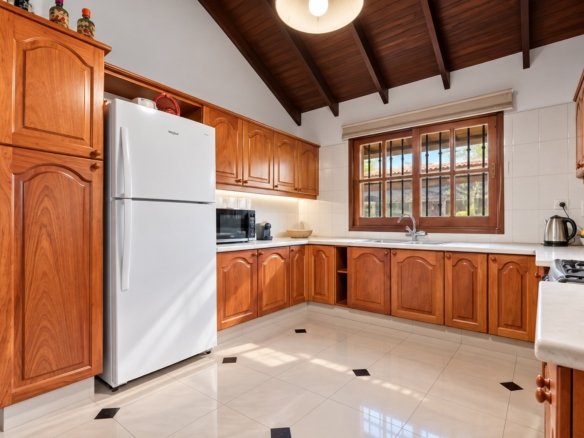 Cocina de Casa Playa Mansa P10 desde otro ángulo