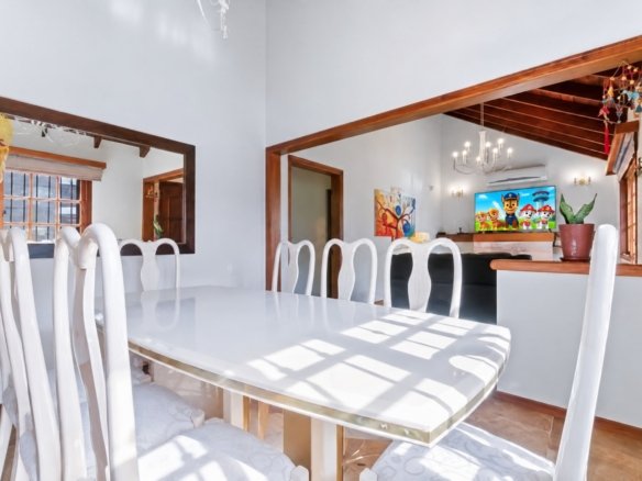 Comedor de Casa Playa Mansa P10 con Smart TV