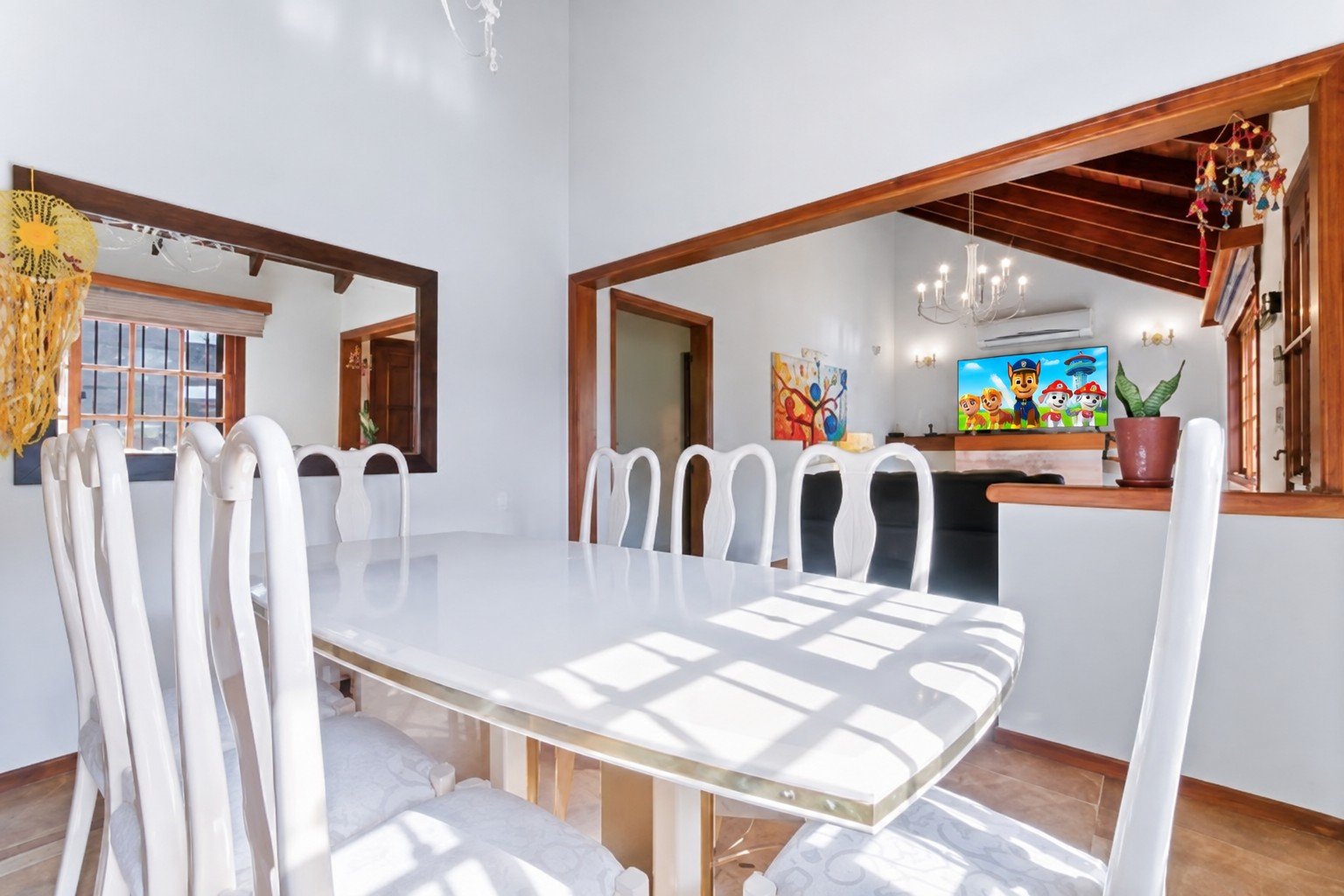 Comedor de Casa Playa Mansa P10 con Smart TV