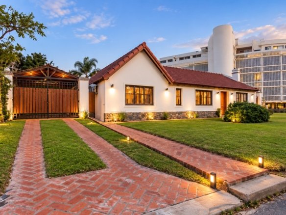 Casa Playa Mansa P10, fachada y acceso al atardecer
