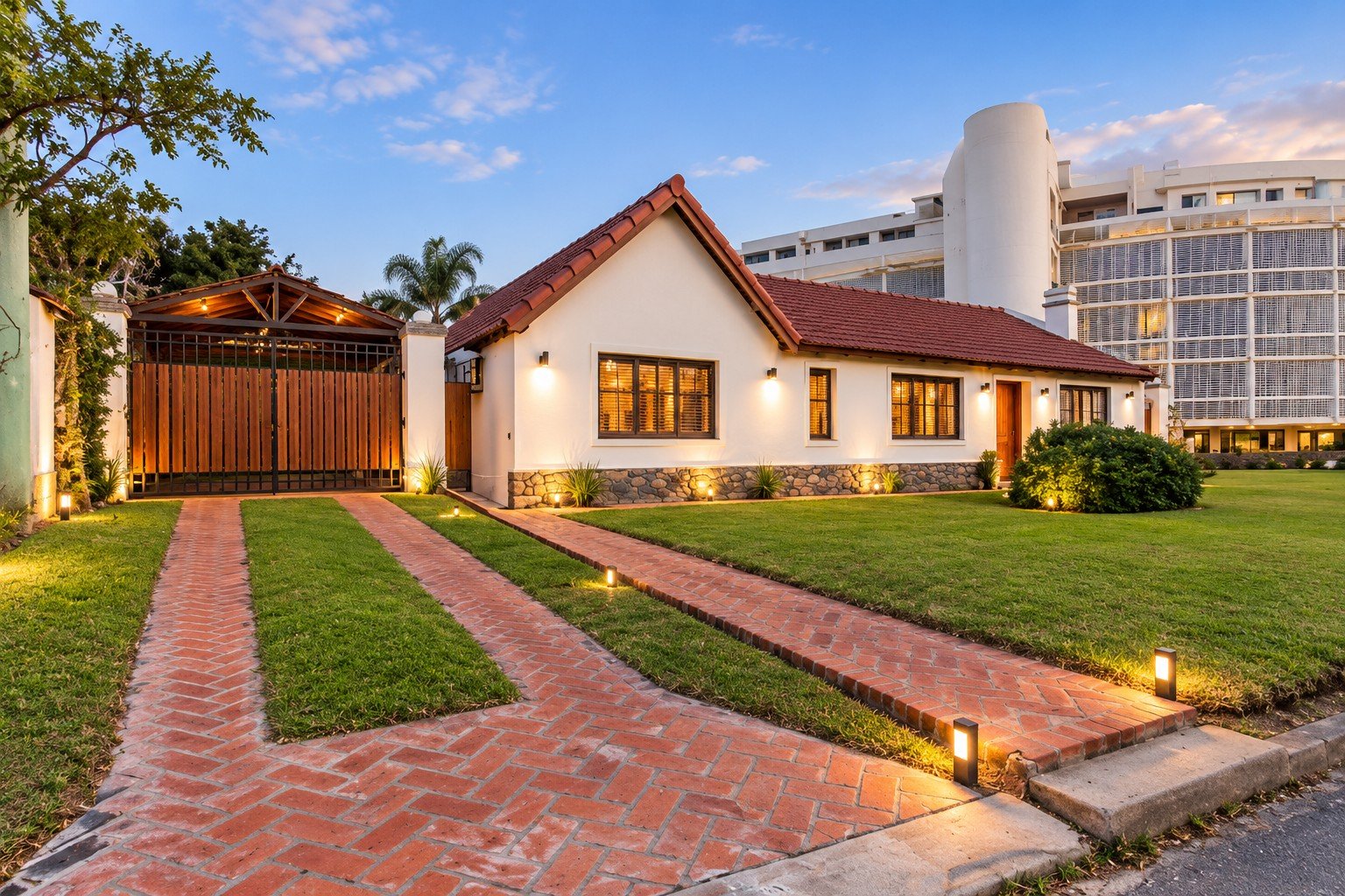Casa Playa Mansa P10, fachada y acceso al atardecer