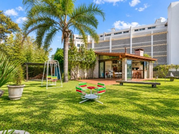 Jardín amplio de Casa Playa Mansa P10 con juegos infantiles