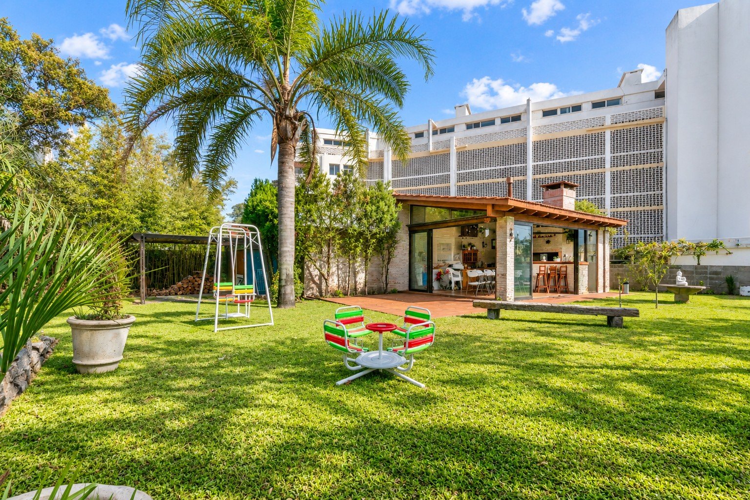 Jardín amplio de Casa Playa Mansa P10 con juegos infantiles