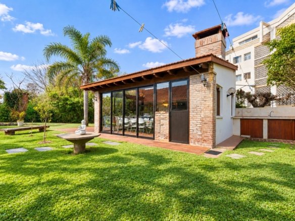 Jardín de Casa Playa Mansa P10 con quincho al fondo