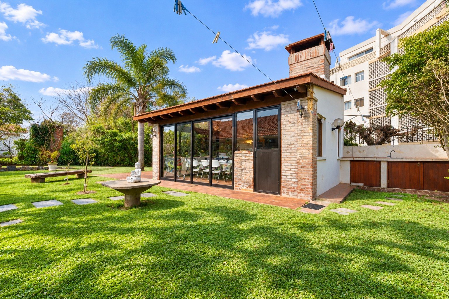 Jardín de Casa Playa Mansa P10 con quincho al fondo