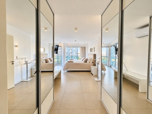 Acceso a dormitorios y placares en Gala Tower Punta del Este