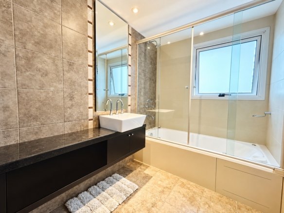 Baño principal con bañera en Gala Tower Punta del Este