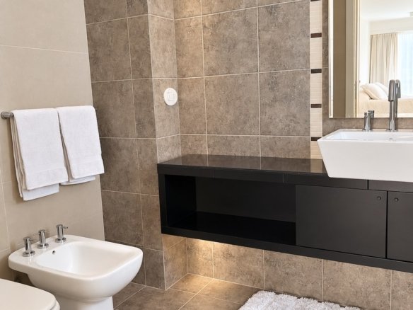 Baño principal de Gala Tower con terminaciones modernas