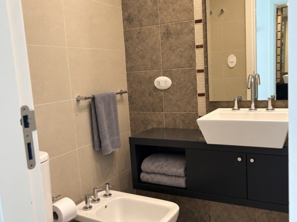 Baño secundario del apartamento en Gala Tower Punta del Este