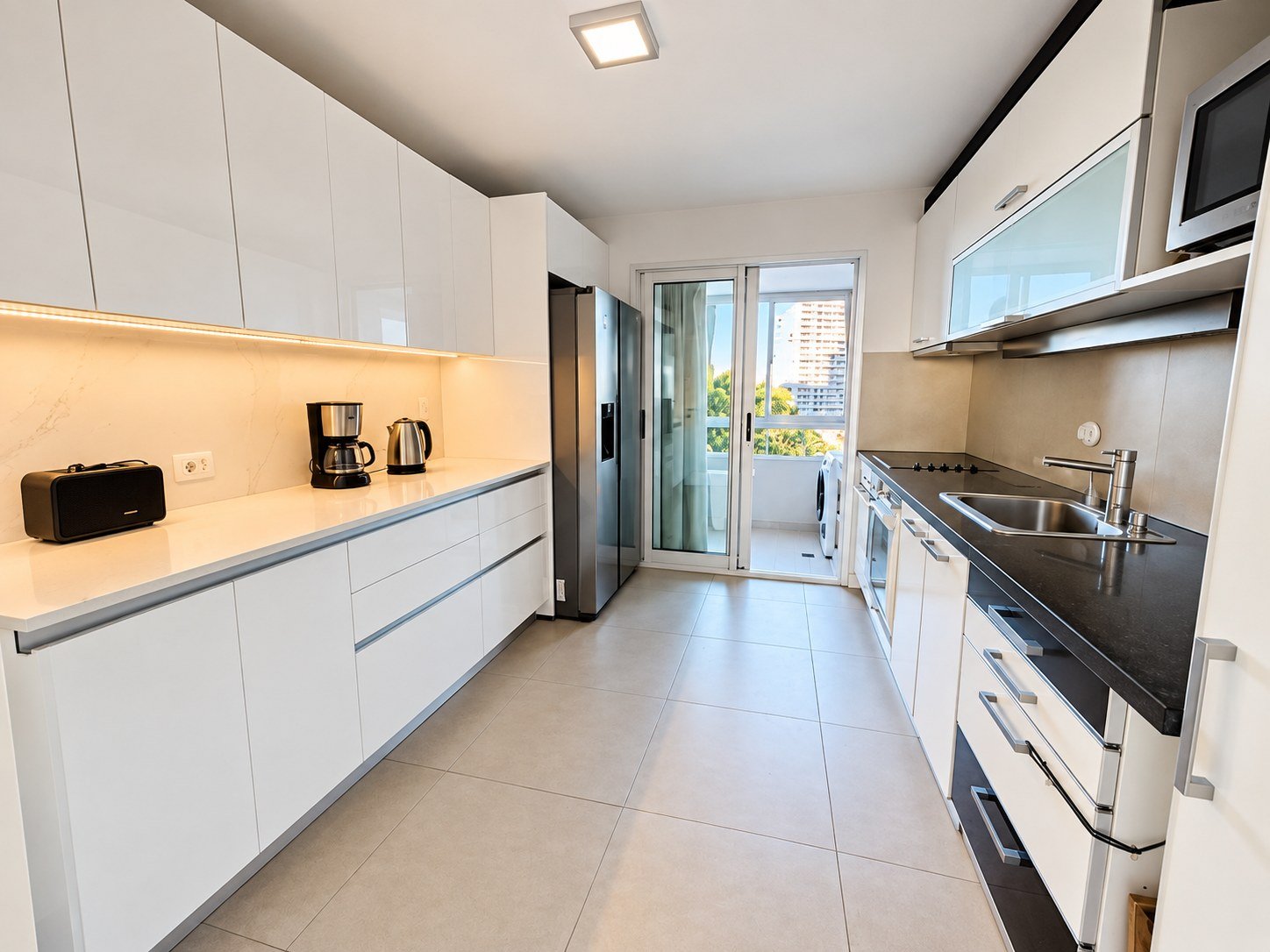 Cocina completa y luminosa en apartamento de Gala Tower Punta del Este