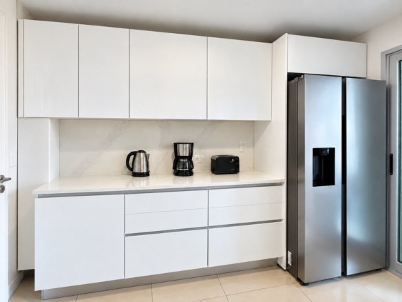 Cocina moderna de Gala Tower con heladera y equipamiento completo