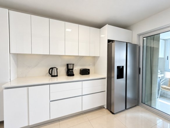Cocina moderna y equipada en Gala Tower Playa Mansa