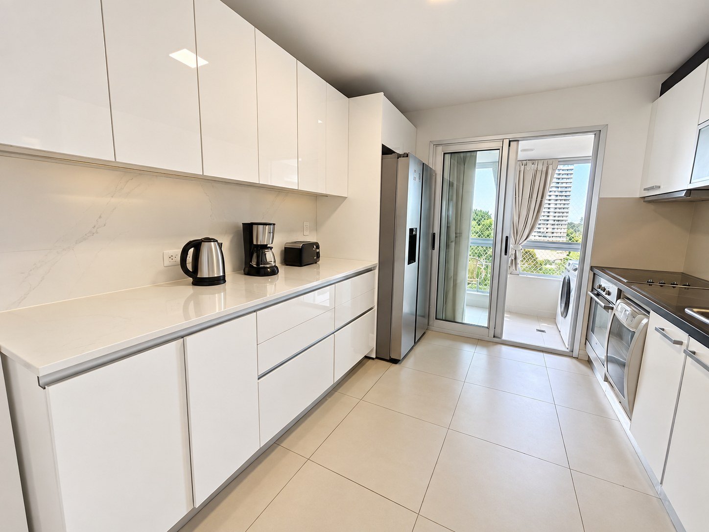 Cocina con acceso al lavadero en Gala Tower Playa Mansa