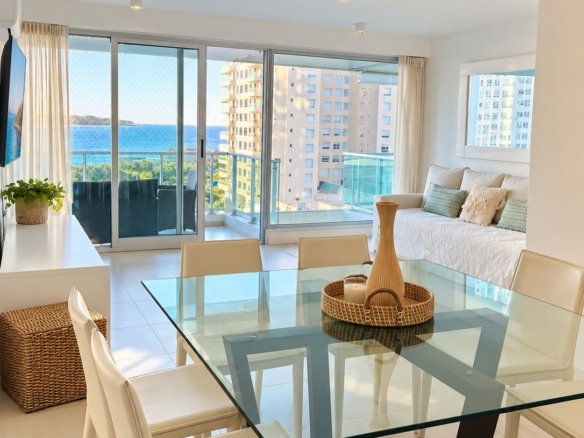 Comedor luminoso con vista al mar en Gala Tower Playa Mansa