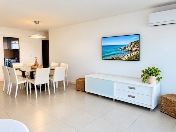 Comedor con TV en apartamento de Gala Tower Punta del Este