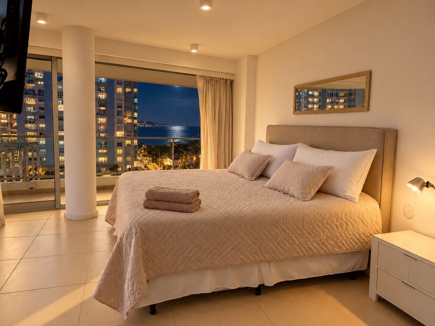 Dormitorio principal con iluminación cálida en Gala Tower Punta del Este