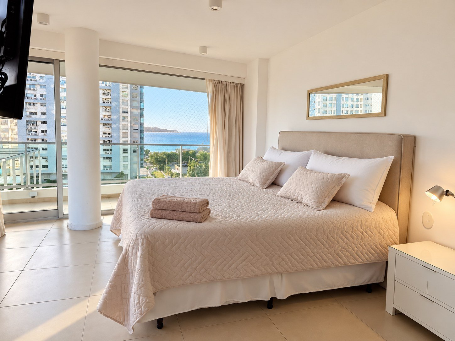 Dormitorio principal luminoso en Gala Tower Playa Mansa