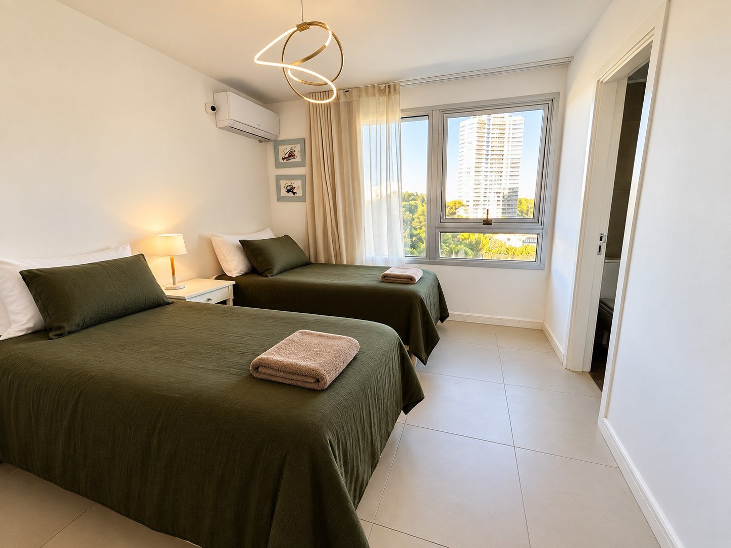 Dormitorio con dos camas individuales en Gala Tower Playa Mansa