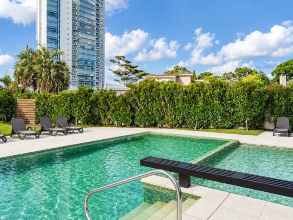 Piscina exterior de Gala Tower en Punta del Este