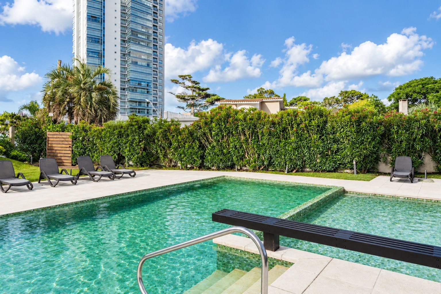 Piscina exterior de Gala Tower en Punta del Este