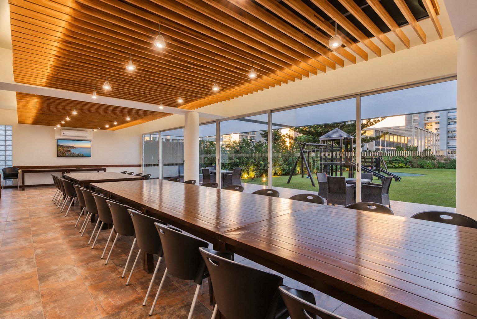 Salón común y jardín infantil entre los amenities de Gala Tower